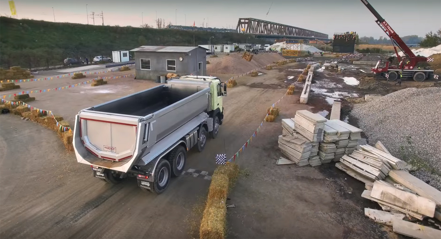 camion volvo petite fille