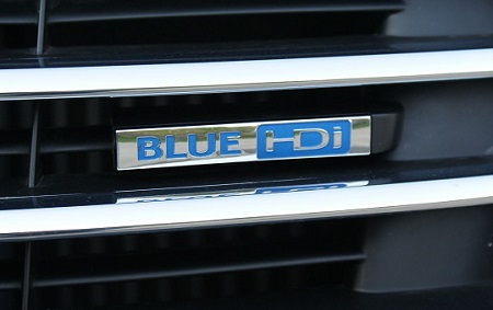 L'inscription BlueHDi sur la calandre avant d'une Peugeot 508
