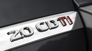 Logo CDTI inscrit sur la carrosserie d'un vhicule Opel