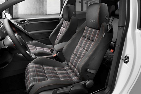 Les sièges baquet d'une Volkswagen Golf GTI