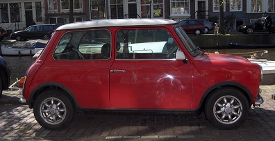 La Mini, toit blanc et carrosserie rouge