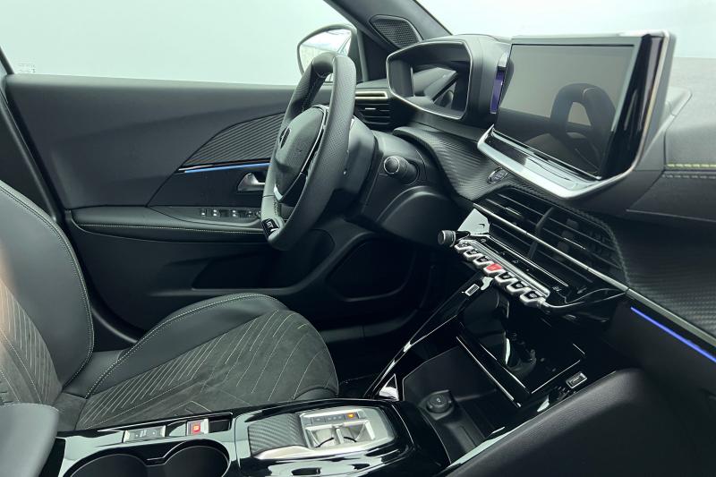 peugeot e-2008 moteur lectrique 156 ch gt blanc oknite toit black diamond avec 2870 d'quipements inclus photo 6